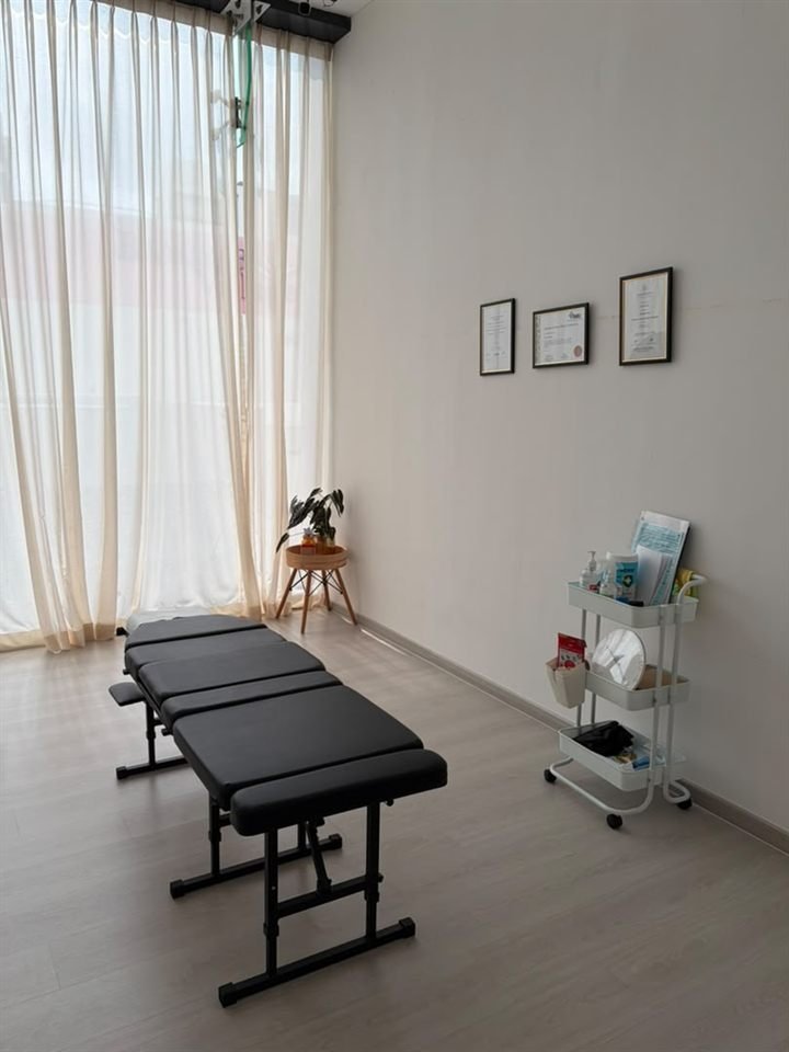 Han’s Chiropractic treatment room